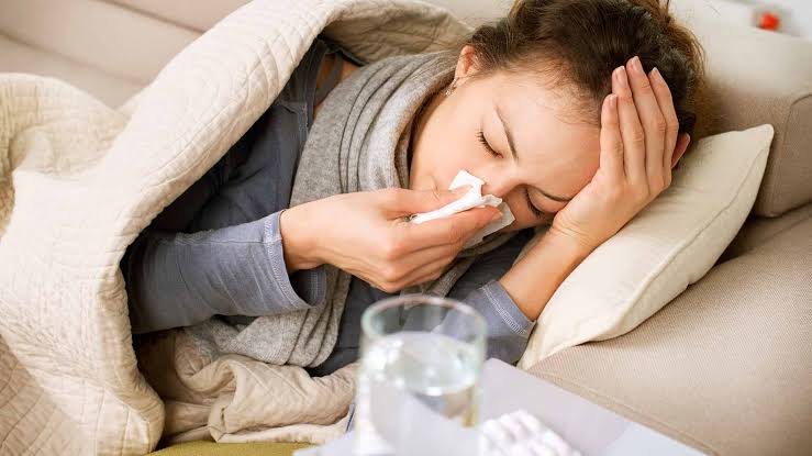 فرد مبتلا به علائم سرماخوردگی